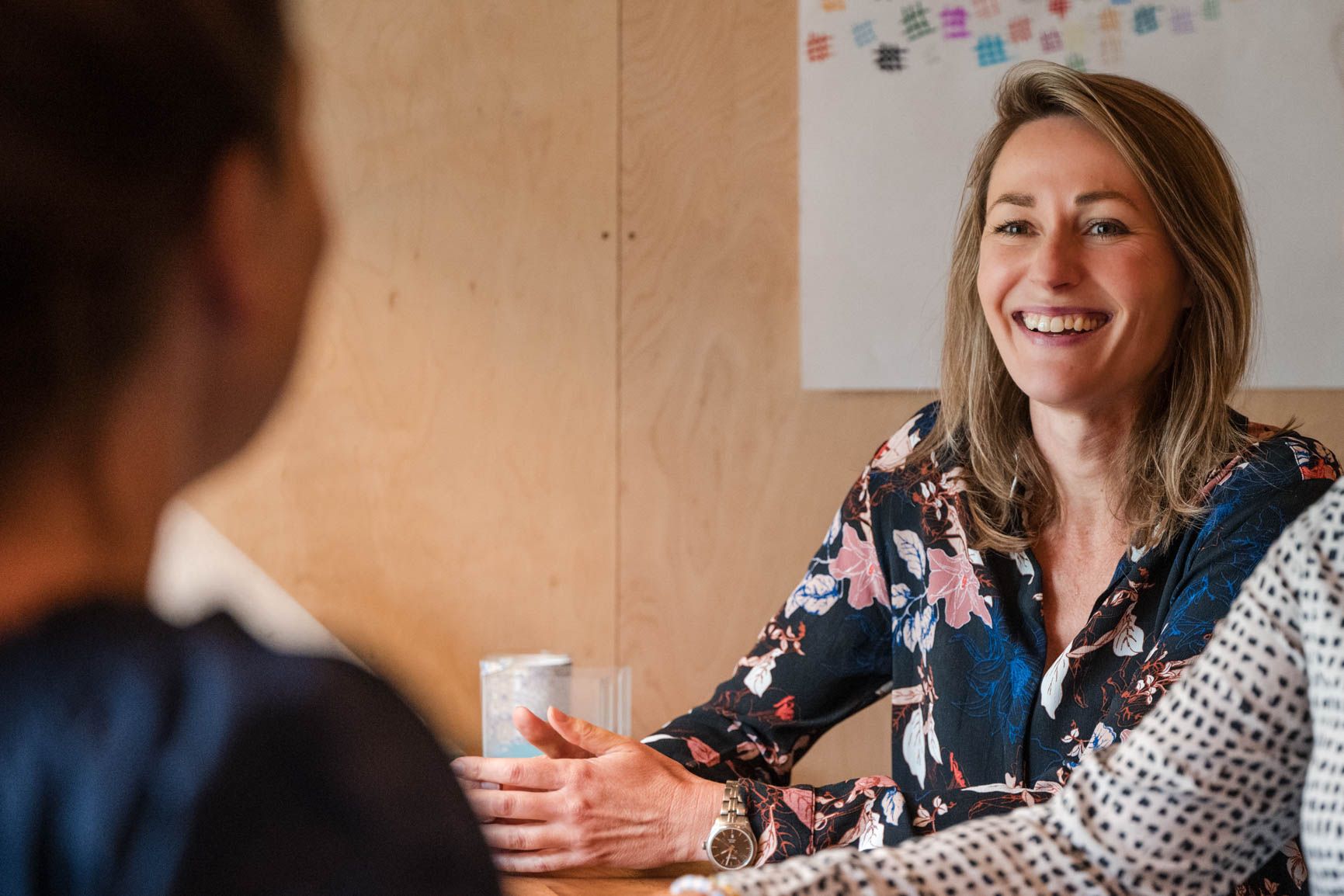 Trainer Sophie in gesprek aan tafel