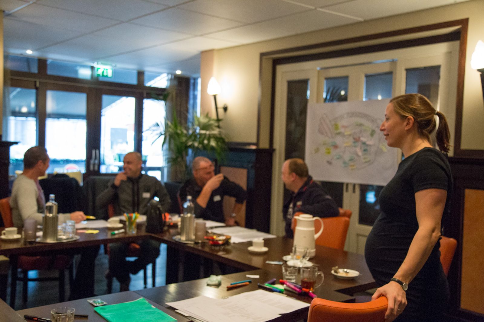 Groep ploegleiders volgt training coachend begeleiden