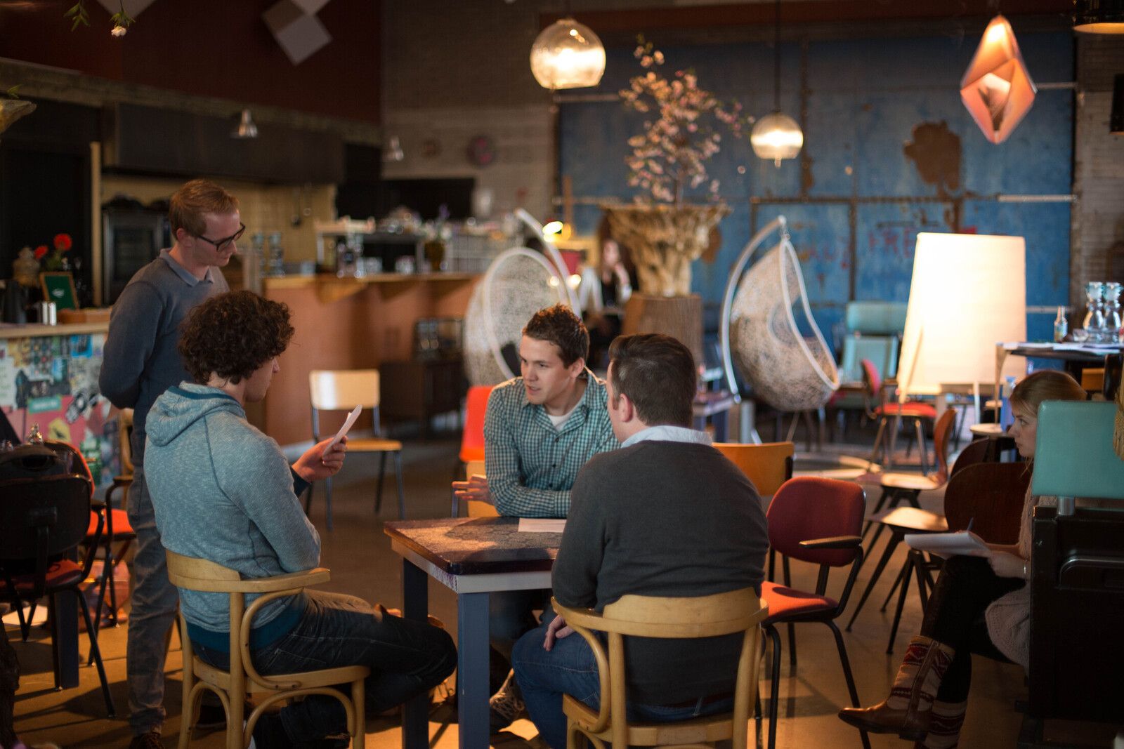 jonge groep medewerkers volgt een training verkennen van belangen.