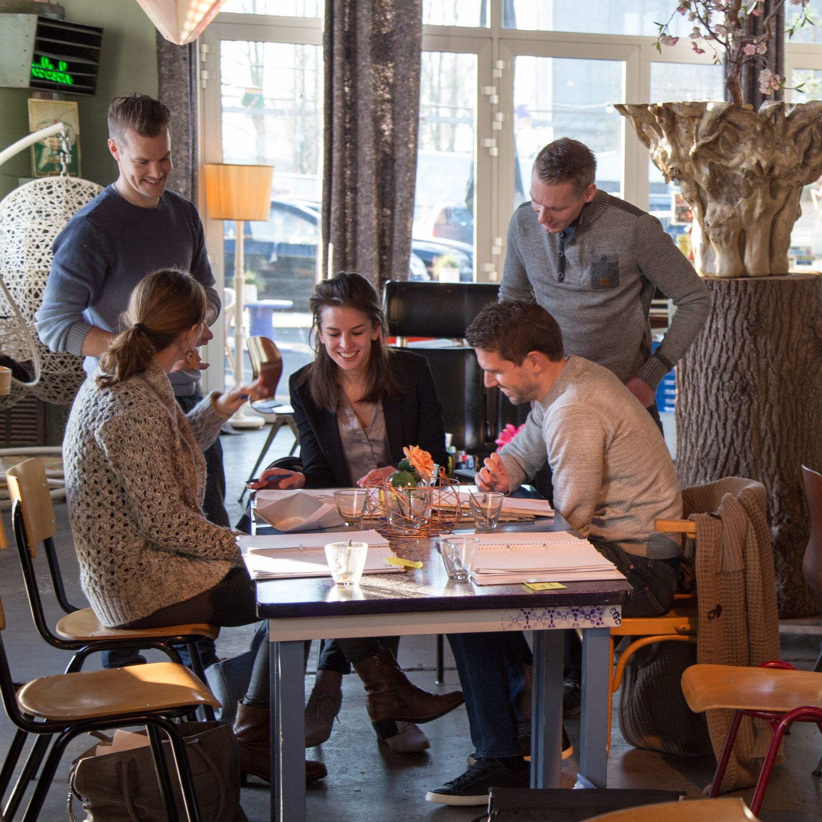 groep trainees lossen een puzzel op aan een tafel